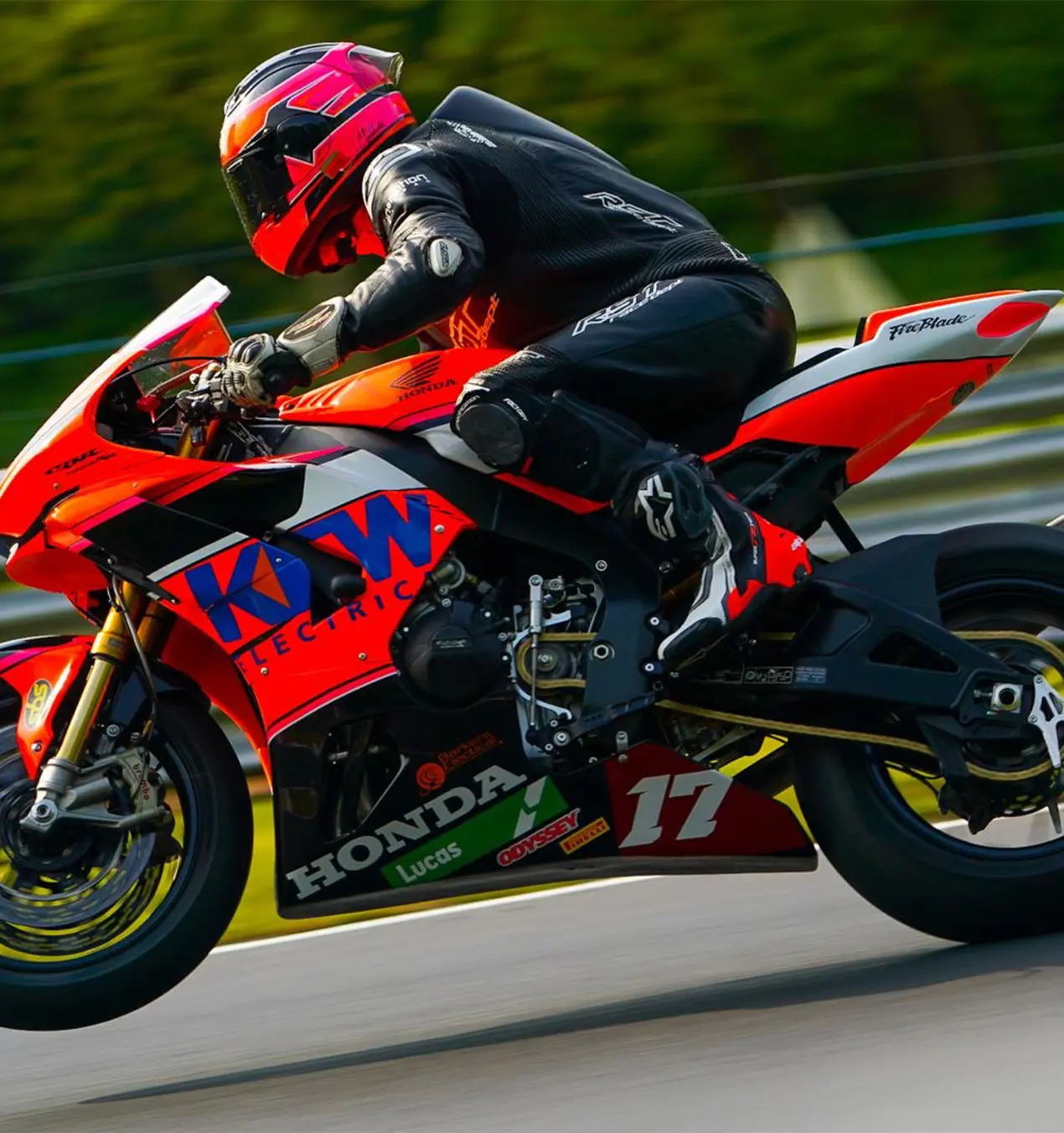 Lucas sponsort Paul Barker, die dit jaar deelneemt aan de British Superstock 1000 Series.